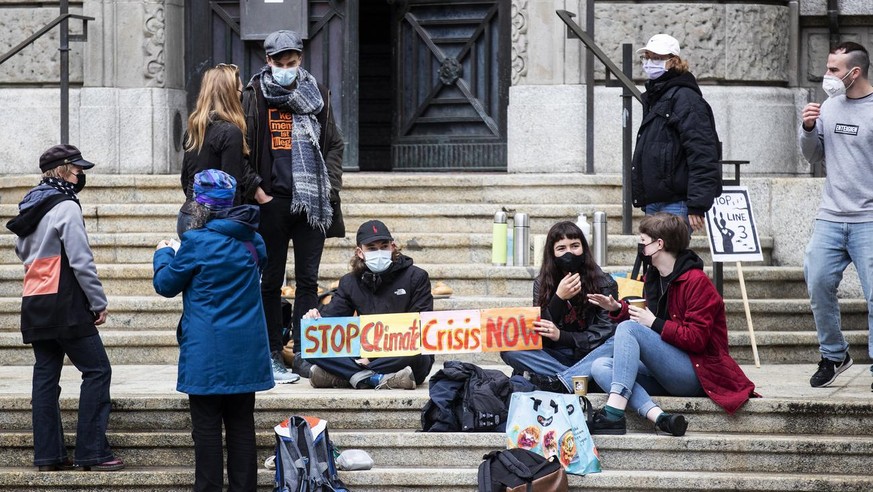 Solidaritaetskundgebung fuer die angeklagten Klima-Aktivisten vor dem Prozess im Volkshaus in Zuerich am Mittwoch, 12. Mai 2021. Die angklagten Aktivisten blockierten im Juli 2019 mit einer Sitzblocka ...