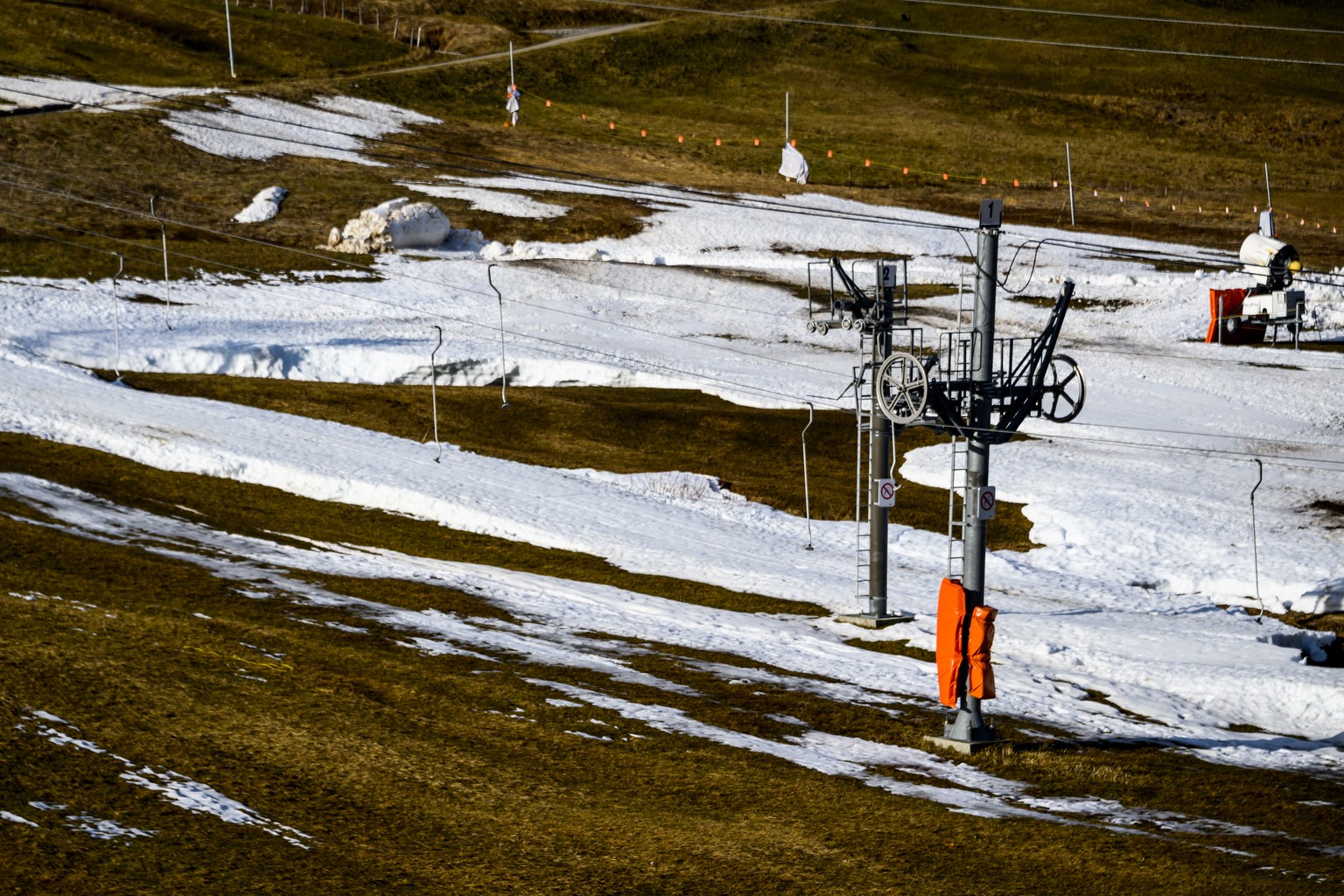 Le téléski Dorchaux de la station des Mosses est fermé jusqu'à nouvel avis en raison du manque d'enneigement le mardi 27 décembre 2022.