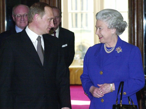 FILE - In this Monday, April 17, 2000 file photo, Britain&#039;s Queen Elizabeth II, right talks with Russian President Vladimir Putin, prior to a private audience at Windsor Castle, on his first visi ...