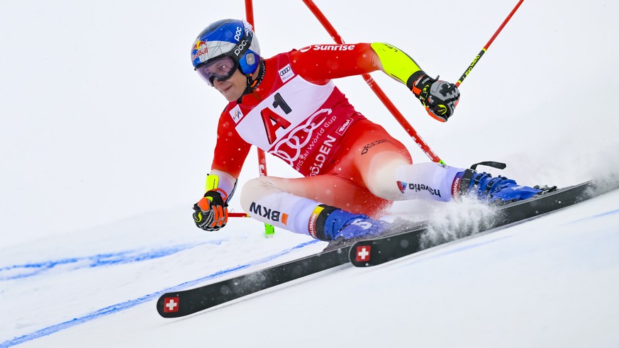 epa12483307 Marco Odermatt from Switzerland in action during the first run of the Men?s Giant Slalom race of the FIS Alpine Ski World Cup season opener on the Rettenbach glacier, in Soelden, Austria,  ...
