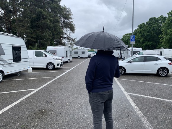 Diago, de dos, sur la parking de La Bourdonnette, où sont garées 14 caravanes.