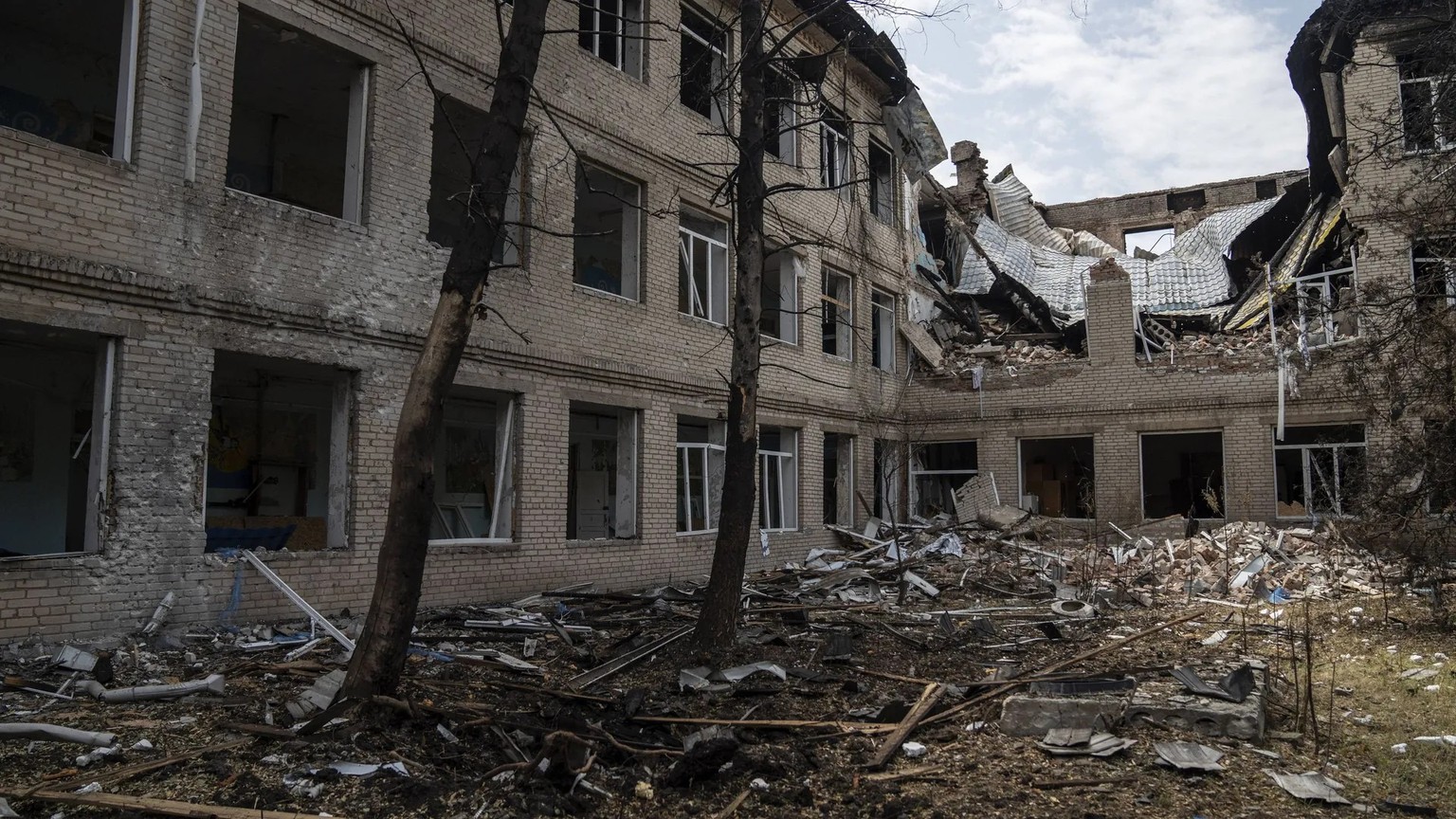 Une école en Ukraine est détruite lors d&#039;attaques de drones russes Shahed.