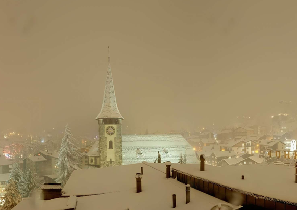 Zermatt s&#039;est réveillé avec un paquet de neige au village.