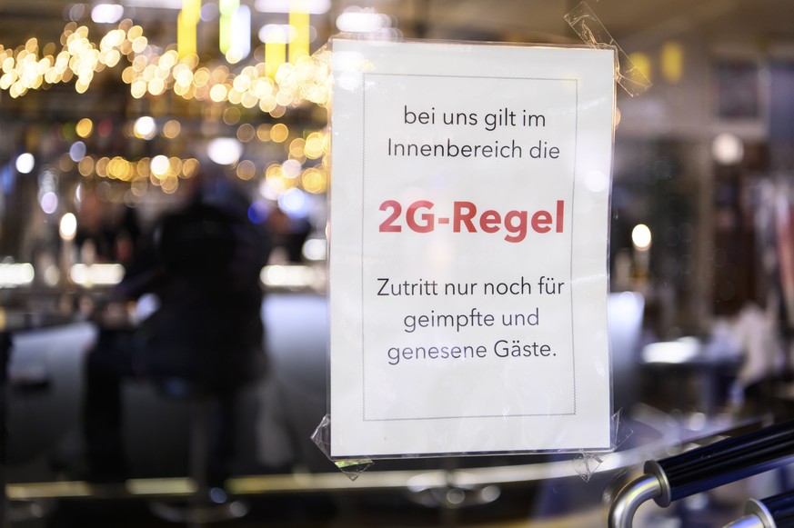 Ein Plakat informiert die Gaeste, dass im Restaurant Aarbergerhof die 2G-Regel &quot;geimpft oder genesen&quot; gilt, am Donnerstag, 9. Dezember 2021 in Bern. (KEYSTONE/Anthony Anex)