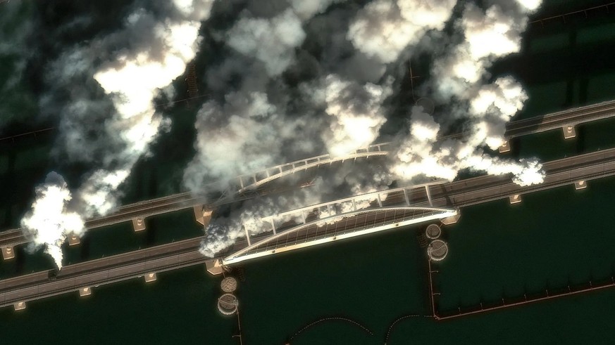 Une image satellite du pont de Crimée, après une attaque ukrainienne (image d'archive). Grâce à des attaques de drones, Kiev paralyse l'approvisionnement de la péninsule occupée.