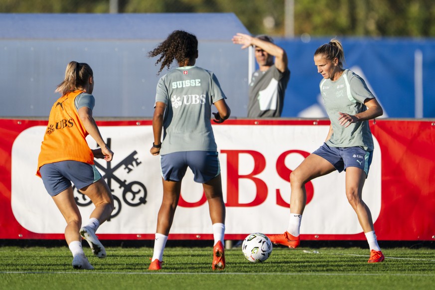 Ana-Maria Crnogorcevic, rechts, in Aktion beim Training der Schweizer Frauen Fussball Nationalmannschaft auf dem GC Campus in Niederhasli, am Montag, 5. Oktober 2026. (KEYSTONE/Michael Schmid)