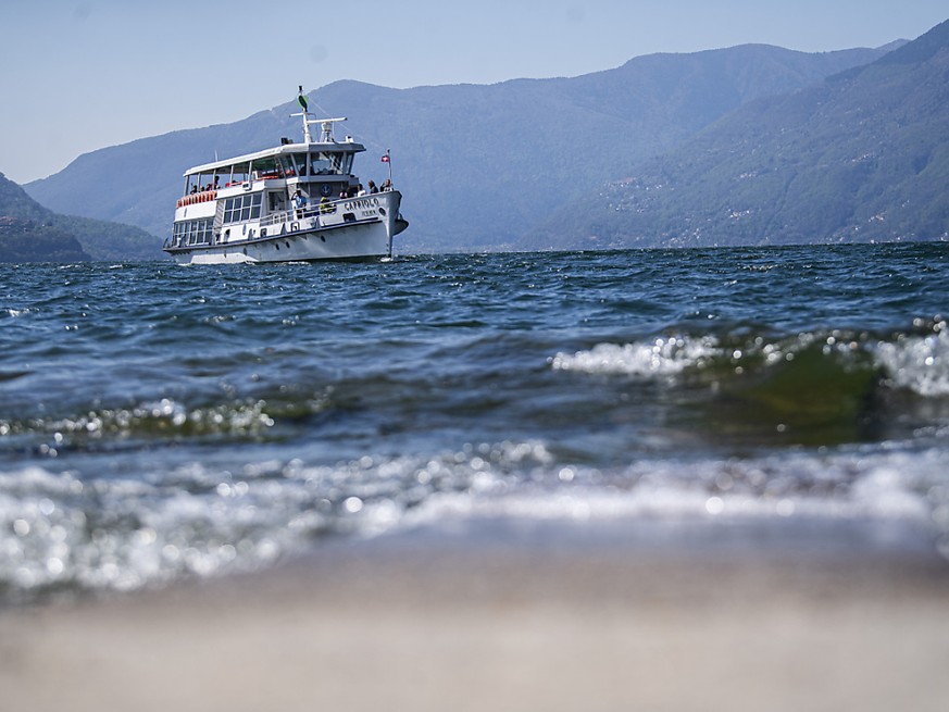 Plusieurs bateaux transportent des touristes sur le lac Majeur (Photo pr