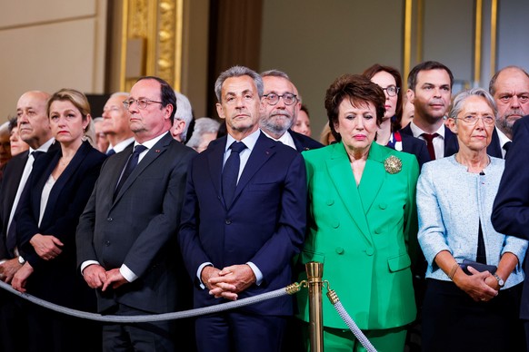 epa09931126 France&#039;s former Presidents Francois Hollande (2-L) and Nicolas Sarkozy (3-L), stand next to French Culture Minister Roselyne Bachelot (2-R) and French Labour Minister Elisabeth Borne  ...