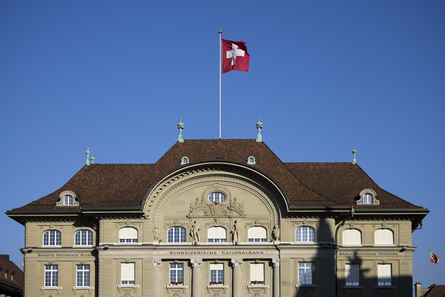 Eine Schweizer Flagge weht auf dem Gebaeude der Schweizerischen Nationalbank, am Mittwoch, 1. Oktober 2025 in Bern. (KEYSTONE/Peter Klaunzer)