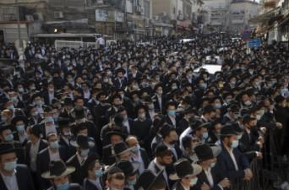 Des milliers de Juifs ultra-orthodoxes assistent aux funérailles d'un chef religieux le 3 décembre 2020. Il avait déjà été hospitalisé pour une infection au COVID-19.