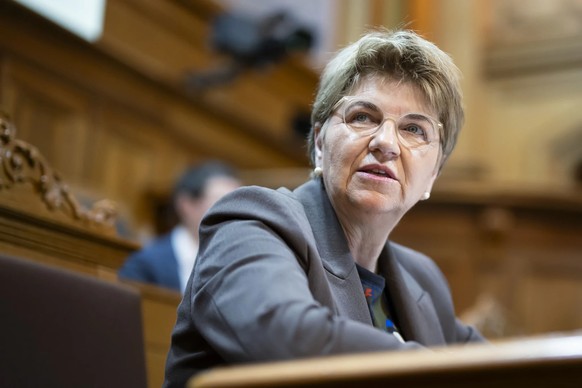 Malgré sa démission, elle n'est pas tirée d'affaire: l'ancienne ministre de la Défense Viola Amherd devrait devoir comparaître devant le Parlement au sujet des coûts supplémentaires lié ...