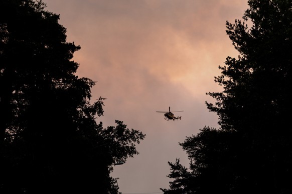 epa13109806 A firefighter helicopter flies above a fire in the Fontainebleau forest in Acheres-la-Foret, France, 13 July 2026 (issued 14 July 2026). EPA/GAUTHIER BEDRIGNANS