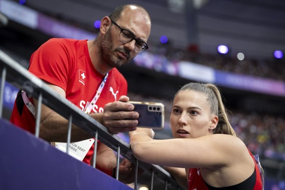 Pour les coachs (ici Adi Rothenbühler, avec Angelica Moser), il est difficile de trouver du soutien mental.