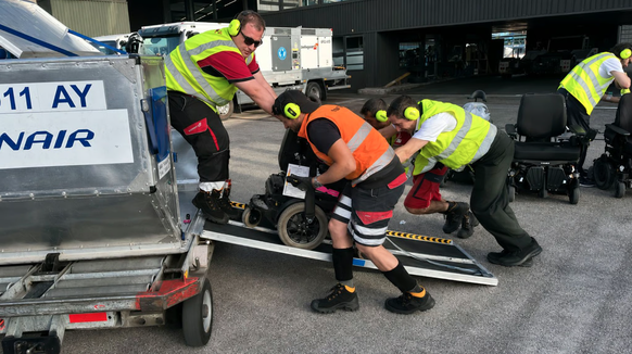 Rampe d'accès électrique pour fauteuils roulants à l'aéroport de Zurich.