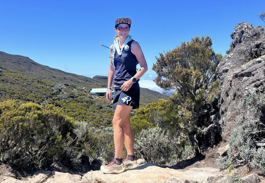 Emily Vaudan lors de ses reconnaissances sur l'île de la Réunion.