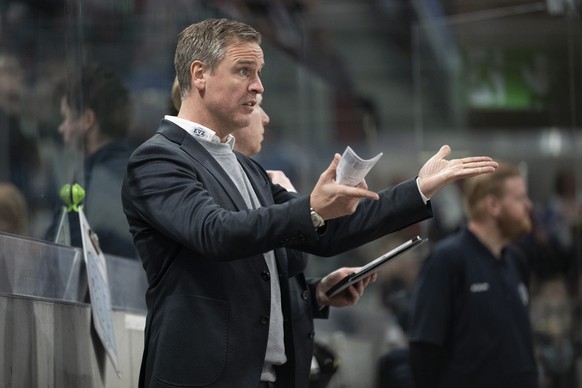 Head Coach Dan Tangnes (EVZ) reagiert im dritten Halbfinal Playoff Eishockeyspiel der National League zwischen den ZSC Lions und dem EV Zug, am Samstag, 6. April 2024, in der Swiss Life Arena in Zueri ...