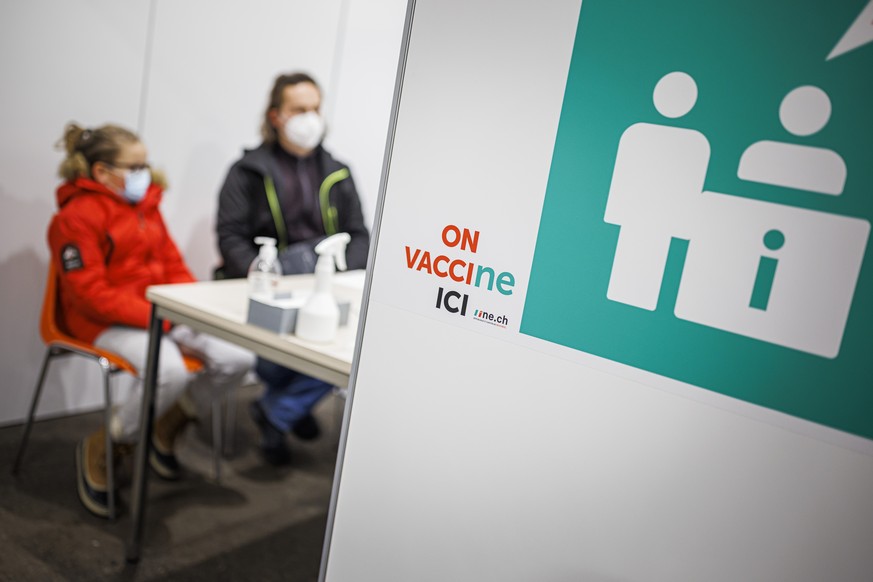 Un enfant attend avec son pere avant de recevoir une dose de vaccin lors de la premiere journee ouverte a la vaccination contre le COVID-19 pour les enfants des 5 ans, ce samedi 8 janvier 2022 au cent ...