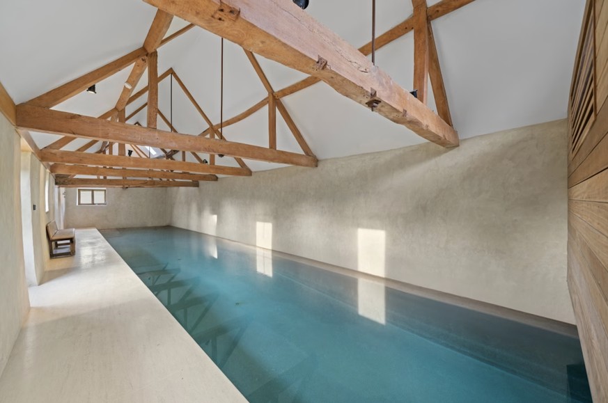 L'un des bâtiments du domaine abrite une piscine chauffée.