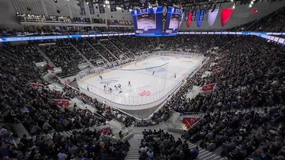 Besucher verfolgen das Eishockeyspiel der National League zwischen den ZSC Lions und dem HC Fribourg-Gotteron am Dienstag, 18. Oktober 2022, in der Swiss Life Arena in Zuerich. (KEYSTONE/Ennio Leanza)