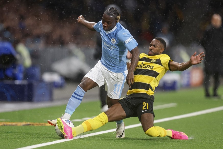 Ulisses Garcia au duel avec Jeremy Doku (Manchester City) en Ligue des champions.