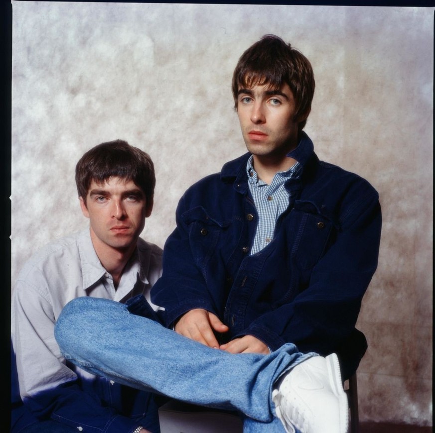 (ΥΠΟΧΡΕΩΤΙΚΗ ΠΙΣΤΩΣΗ Koh Hasebe/Shinko Music/Getty Images) Noel Gallagher και Liam Gallagher των Oasis, σε μια φωτογράφηση σε ξενοδοχείο στο Τόκιο, Σεπτέμβριος 1994. (Φωτογραφία Koh Hasebe/Shinko Music/Getty Images)