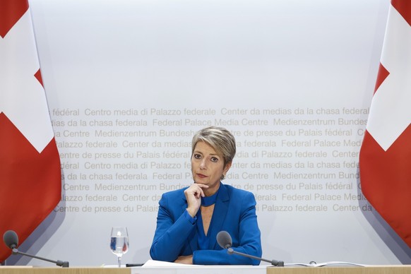 Bundesraetin Karin Keller-Sutter hoert sich eine Frage an, waehrend einer Medienkonferenz des Bundesrates zur Weiterfuehrung des Schutzstatus S und der Unterstuetzungsmassnahmen fuer Fluechtlinge aus  ...