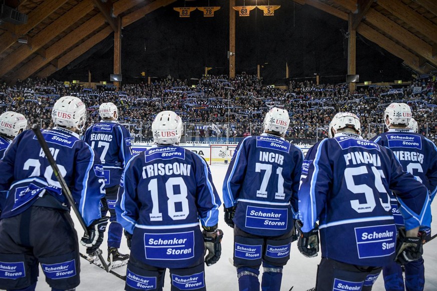 Ambi fans and the team after the game between HC Ambri-Piotta and HC Ocelari Trinec at the 93th Spengler Cup ice hockey tournament in Davos, Switzerland, Monday, December 30, 2019. (KEYSTONE/Melanie D ...