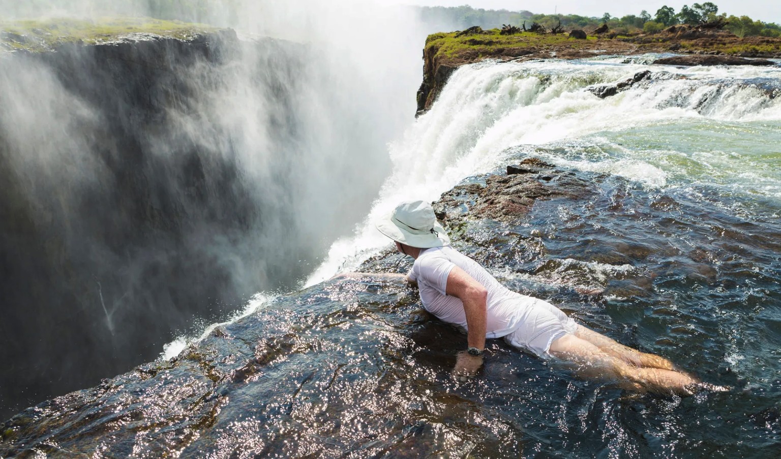 Un touriste au bord des chutes Victoria: derrière elles, les profondeurs chutent à pic.