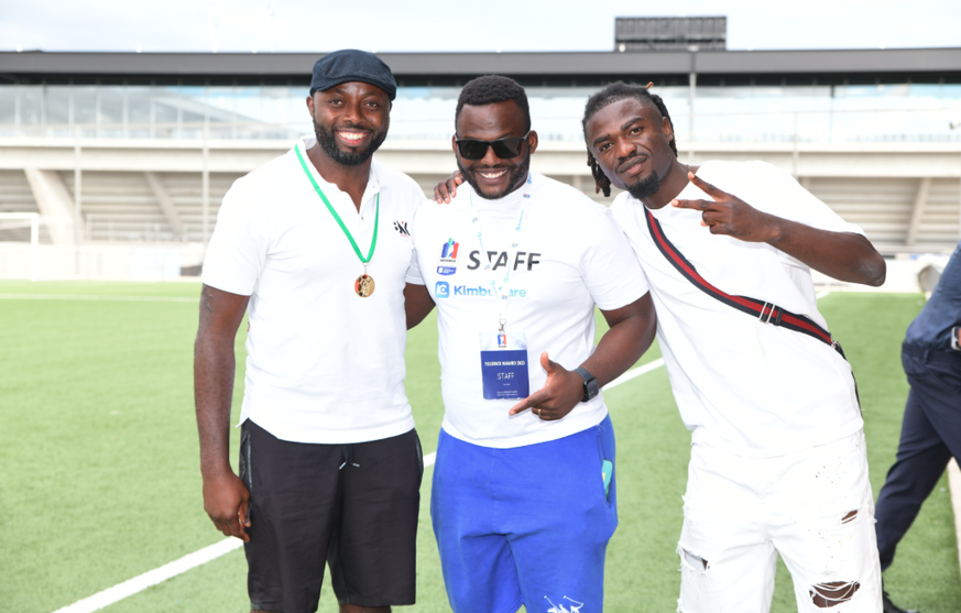 Franck Tiambo (au centre) organise une Coupe du monde particulière à Lausanne, le samedi 20 juin.