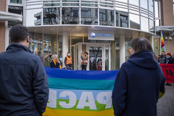 Demonstranten ziehen vor dem Sitz der Nord Stream vorbei, anlaesslich dem sogenannten Putin-Rohstoffrundgang durch die Stadt Zug mit Besuchen bei russischen Rohstofffirmen wie Nord Stream, Metal Trade ...