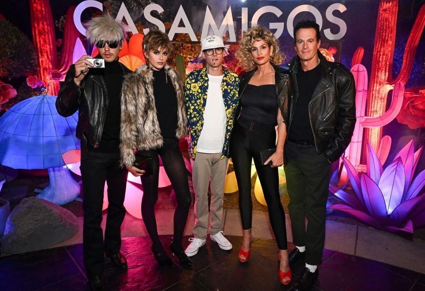 Austin Butler, Kaia Gerber, Cindy Crawford, Presley Gerber et Rande Gerber en octobre 2023 à Los Angeles.