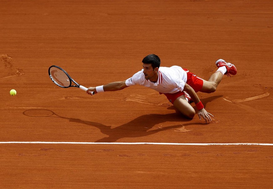 Novak Djokovic dans une position peu académique durant son match ce lundi contre le jeune Italien Lorenzo Musetti. 