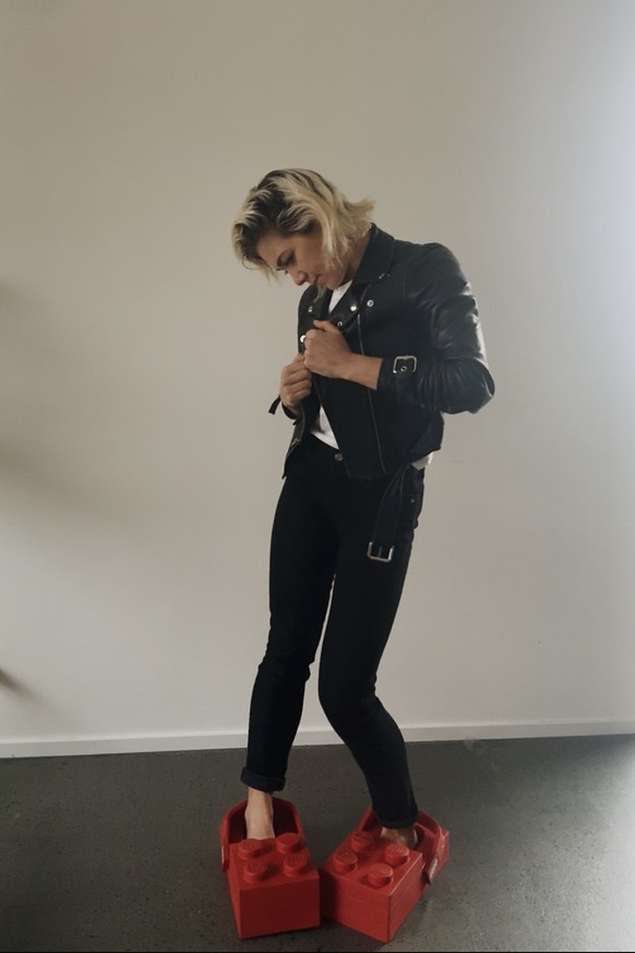 11 idées pour porter les nouvelles Crocs X LEGO.