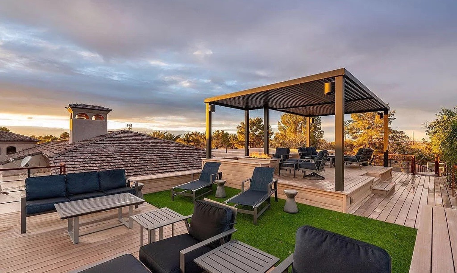 Crazy villa mit gokart bahn in gilbert arizona https://www.zillow.com/homedetails/21423-S-147th-St-Gilbert-AZ-85298/59261224_zpid/