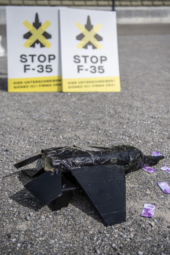 Un faux avion de combat détruit gît sur le sol lors du lancement de l&#039;initiative Stop F-35, le mardi 31 août 2021, à Berne.