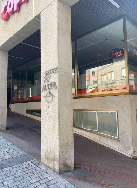 D'autres inscriptions menaçantes figuraient sur la place de Louve samedi matin.