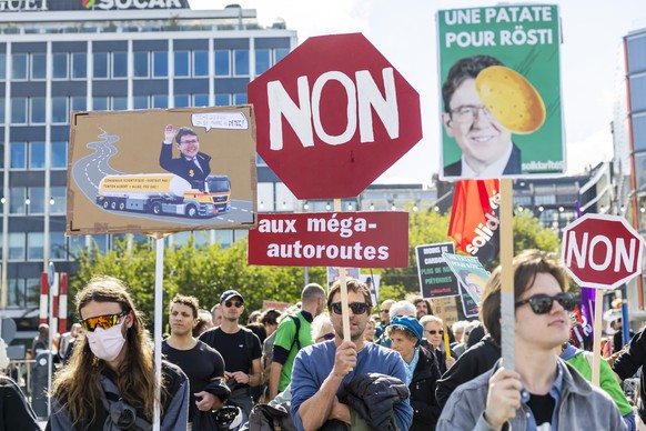 Des personnes manifestent contre les projets d&#039;extensions d&#039;autoroutes ce samedi 5 octobre 2024 a Geneve. Le 24 novembre prochain, la population se prononcera lors d&#039;une votation federa ...