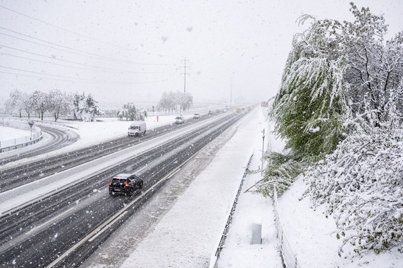 La neige recouvre l&#039;autoroute entre Sion et Martigny le jeudi 17 avril 2025 a Fully en Valais. Les fortes precipitations, qui s&#039;abattent sur le Valais depuis mercredi, n&#039;ont pas fait de ...