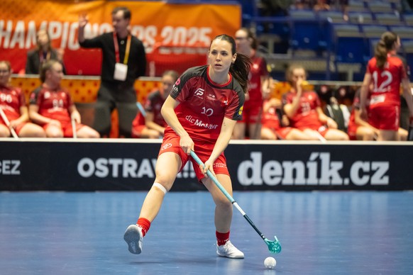 Celine Stettler (10, Schweiz), waehrend dem Viertelfinal, Schweiz gegen Slowakei, Unihockey Weltmeisterschaft der Damen 2025, 11. Dezember 2025, Ostravar Arena, Ostrava, Tschechien. (KEYSTONE/FABIAN T ...