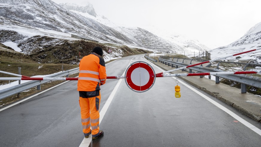 Ein Mitarbeiter der Strasseninspektion Nationalstrassen des Kanton Uri oeffnet den Oberalppass kurz vor 9.00 Uhr am Dienstag 25. April 2025. Auf dem Oberalppass zwischen Andermatt und Sedrun ist neben ...