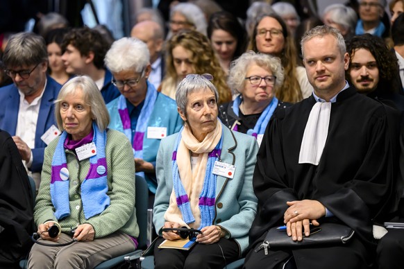 Rosmarie Wydler-Waelti, co-presidente des Ainees pour le climat et Anne Mahrer, co-presidente des Ainees pour le climat et l&#039;equipe des avocats dont Raphael Mahaim, attendent la Presidente de la  ...