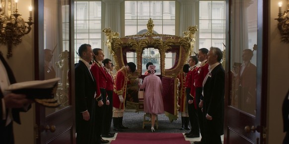 Le carrosse d'or dans la série The Crown.