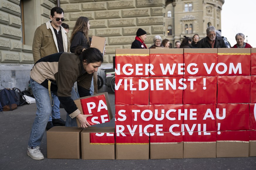 Sympathisantinnen und Sympathisanten reichen die Schachteln mit den gesammelten Unterschriften, bei der Einreichung der gesammelten Unterschriften fuer ein Referendum gegen das Zivildienstgesetz bei d ...