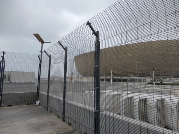 Toute la zone autour de l'enceinte est clôturée.