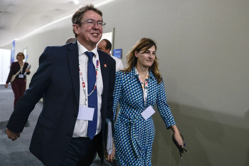 Le conseiller fédéral Albert Rösti retourne dans les salles de négociation après la conférence de presse de vendredi.