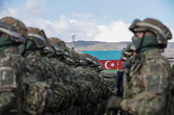 Des militaires assistent à un défilé militaire dans l’ancienne capitale du Haut-Karabakh, connue en Azerbaïdjan sous le nom de Khankendi.