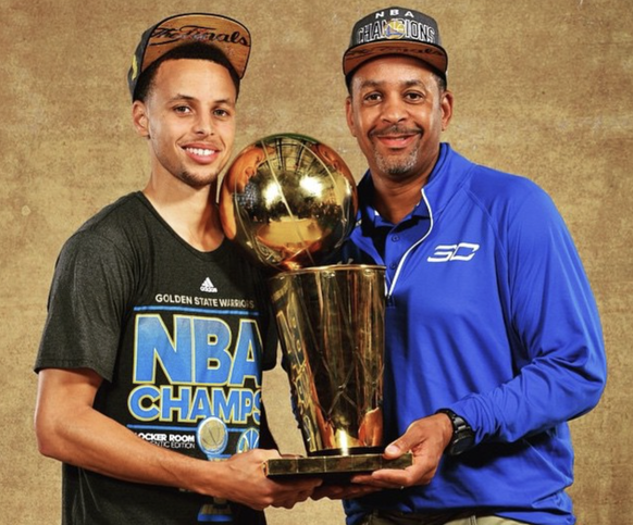 Stephen et son père avec l'un des trois titres de champion NBA récoltés par la star des Warriors.
