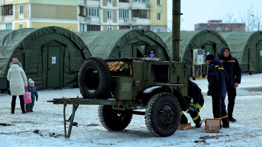 A Kiev, des bénévoles installent des camps de tentes chauffées afin de venir en aide aux habitants pendant les coupures d'électricité et de chauffage consécutives aux attaques russes.