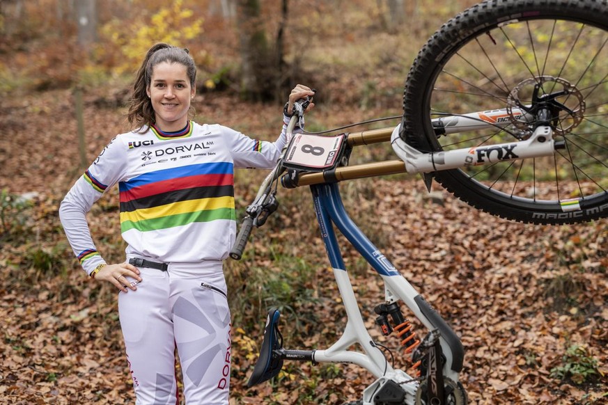 La Neuchâteloise Camille Balanche pose en novembre 2020 après son titre de championne du monde de descente en VTT. 