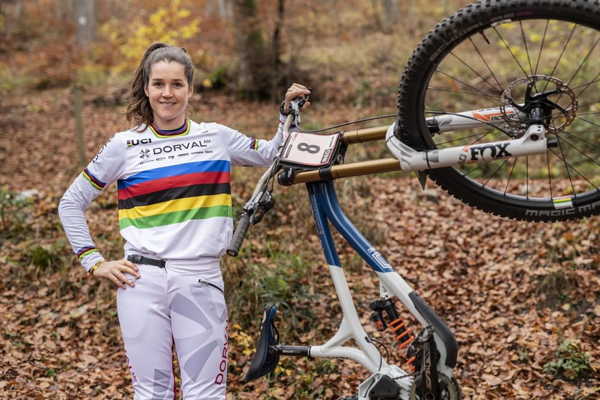 La Neuchâteloise Camille Balanche pose en novembre 2020 après son titre de championne du monde de descente en VTT.